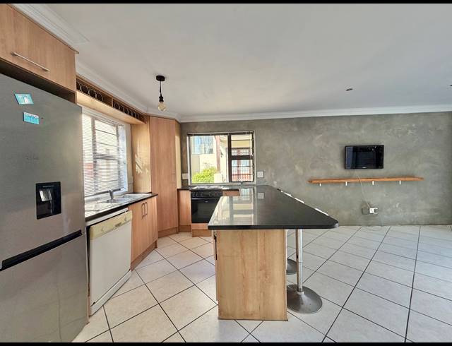 3 BEDROOM TOWNHOUSE FOR SALE IN JEFFREYS BAY CENTRAL